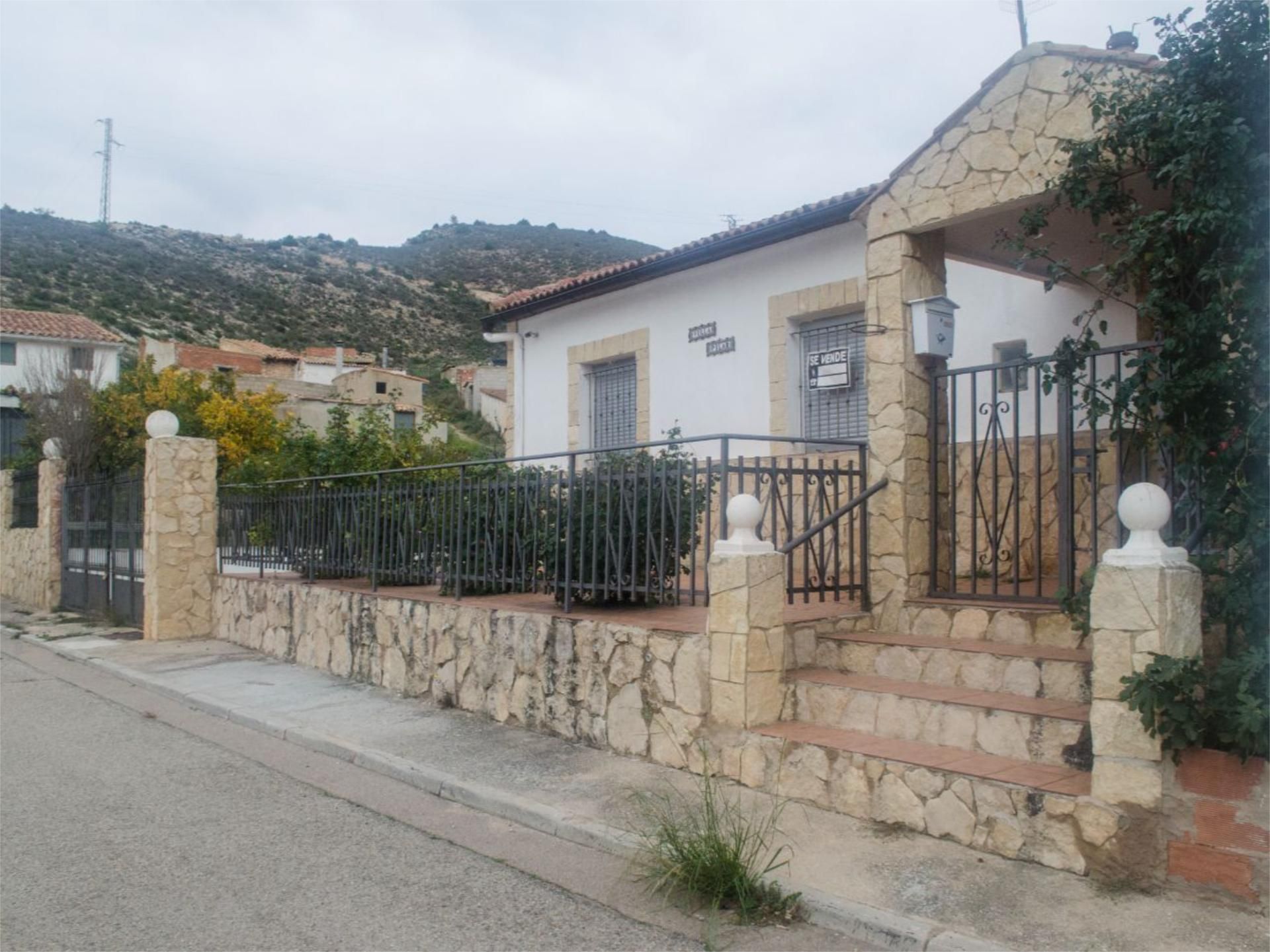 Vista exterior de Casa o xalet en venda en Ariño amb Calefacció, Jardí privat i Terrassa