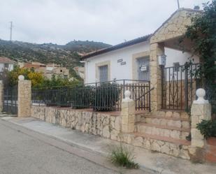 Vista exterior de Casa o xalet en venda en Ariño amb Terrassa