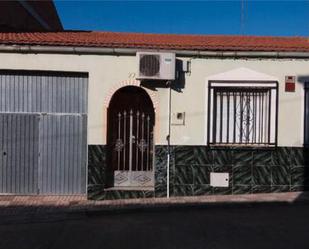 Vista exterior de Casa o xalet en venda en Arroyo del Ojanco amb Jardí privat