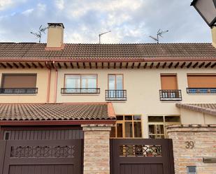 Vista exterior de Casa o xalet en venda en Azuqueca de Henares amb Aire condicionat, Calefacció i Jardí privat