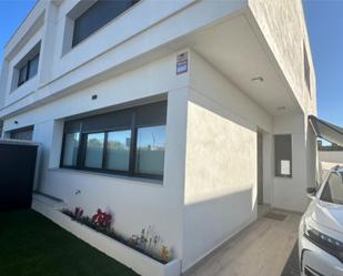 Exterior view of House or chalet for sale in Mairena del Aljarafe  with Air Conditioner, Terrace and Swimming Pool