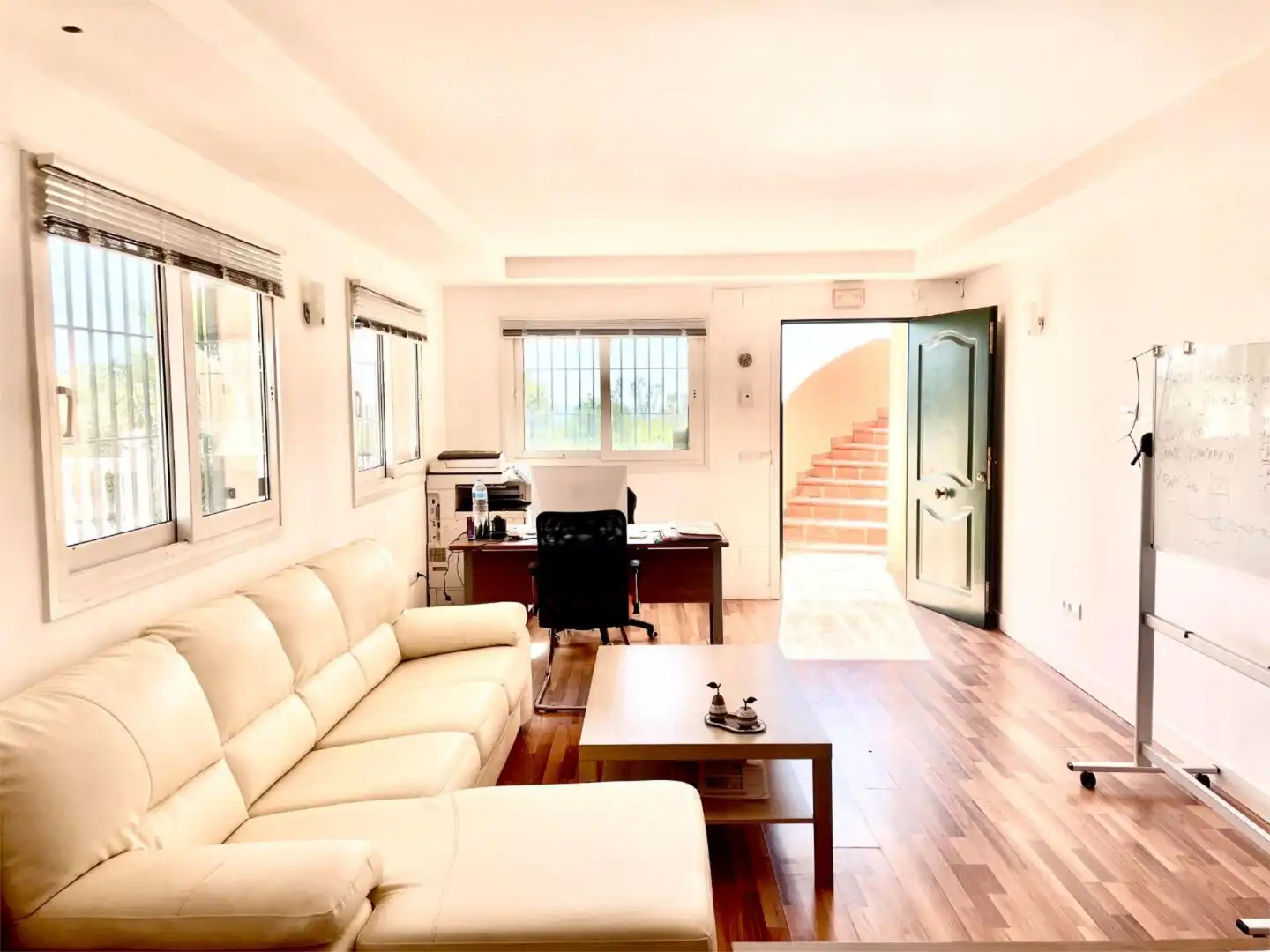 Geschaftsraum zum Verkauf in Calle Siroco, 370, Riviera del Sol Wohnzimmer von Geschaftsraum zum Verkauf in Mijas mit Klimaanlage, Heizung und Parkett
