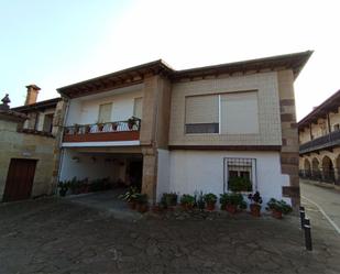 Vista exterior de Casa adosada en venda en Los Corrales de Buelna  amb Balcó