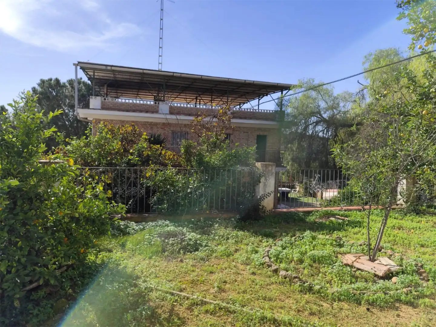 Vista exterior de Casa o xalet en venda en Alcalá de Guadaira amb Aire condicionat, Jardí privat i Terrassa
