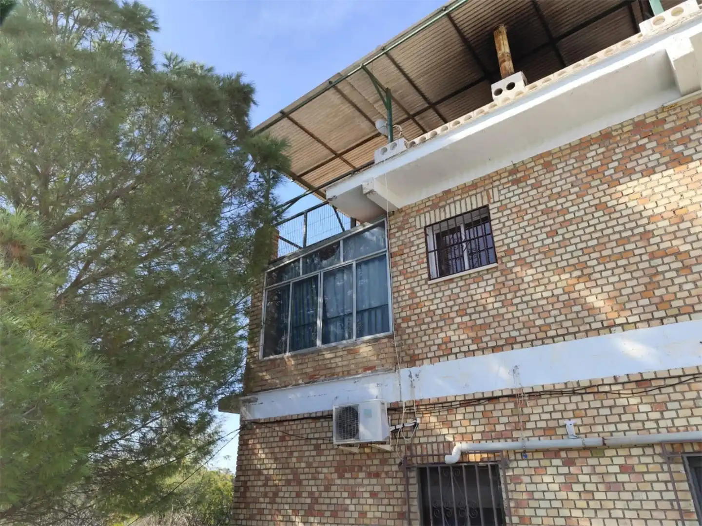Vista exterior de Casa o xalet en venda en Alcalá de Guadaira amb Aire condicionat, Jardí privat i Terrassa