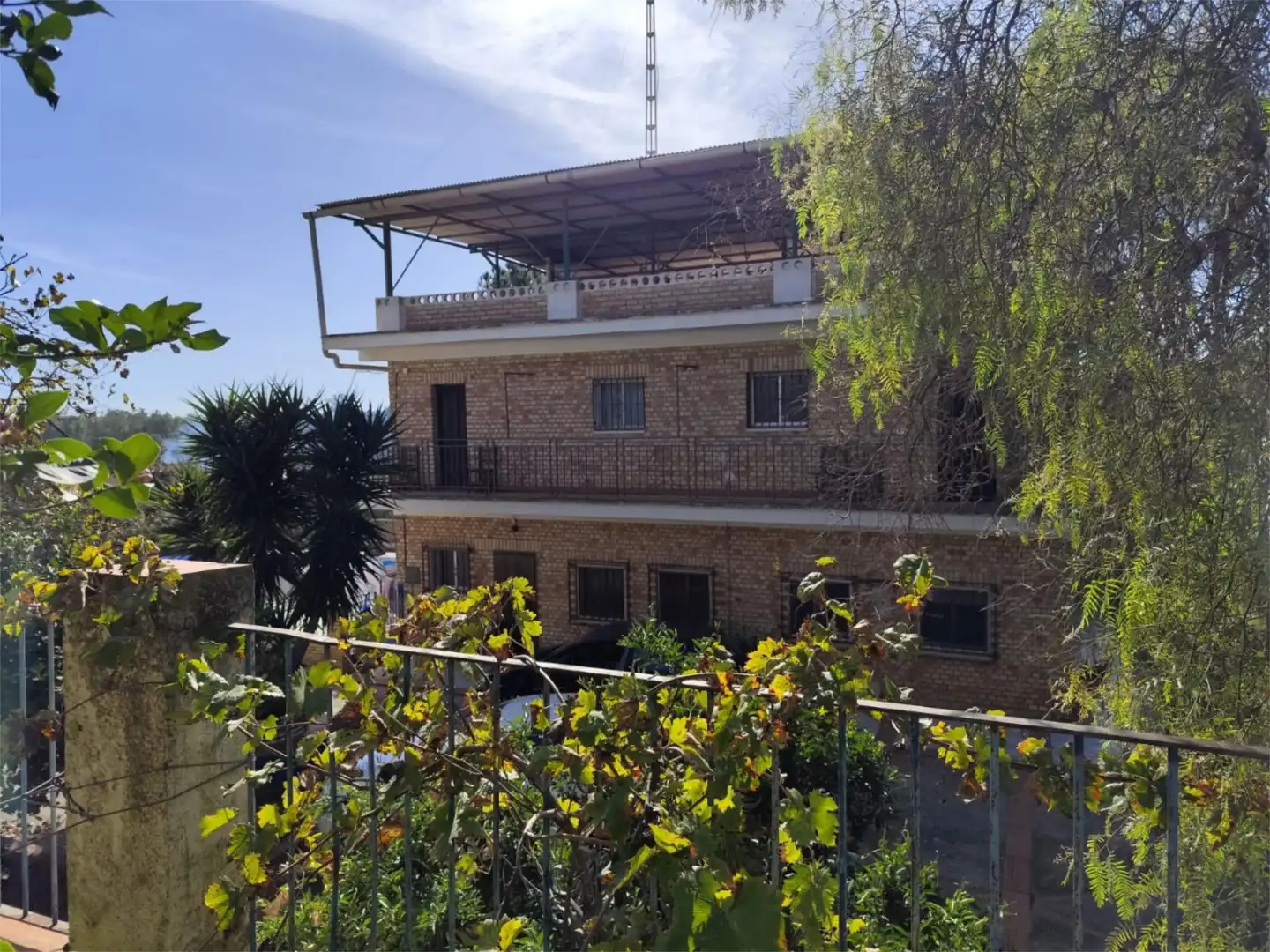 Vista exterior de Casa o xalet en venda en Alcalá de Guadaira amb Aire condicionat, Jardí privat i Terrassa