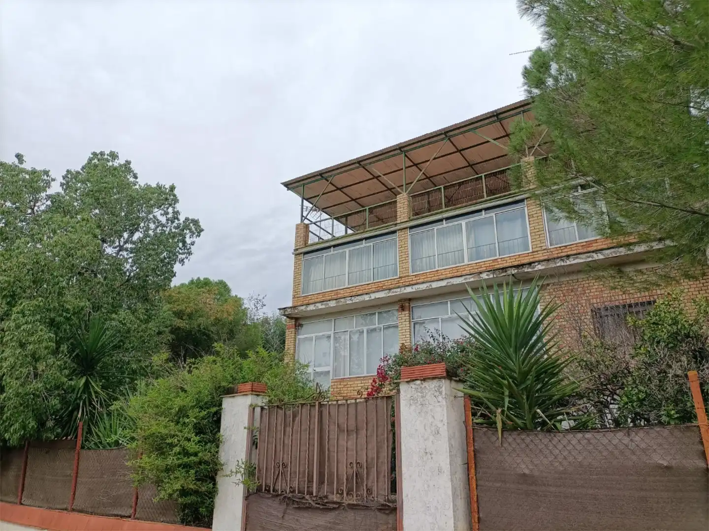 Vista exterior de Casa o xalet en venda en Alcalá de Guadaira amb Aire condicionat, Jardí privat i Terrassa