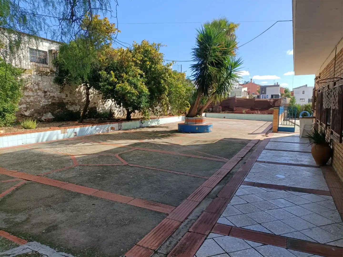 Vista exterior de Casa o xalet en venda en Alcalá de Guadaira amb Aire condicionat, Jardí privat i Terrassa