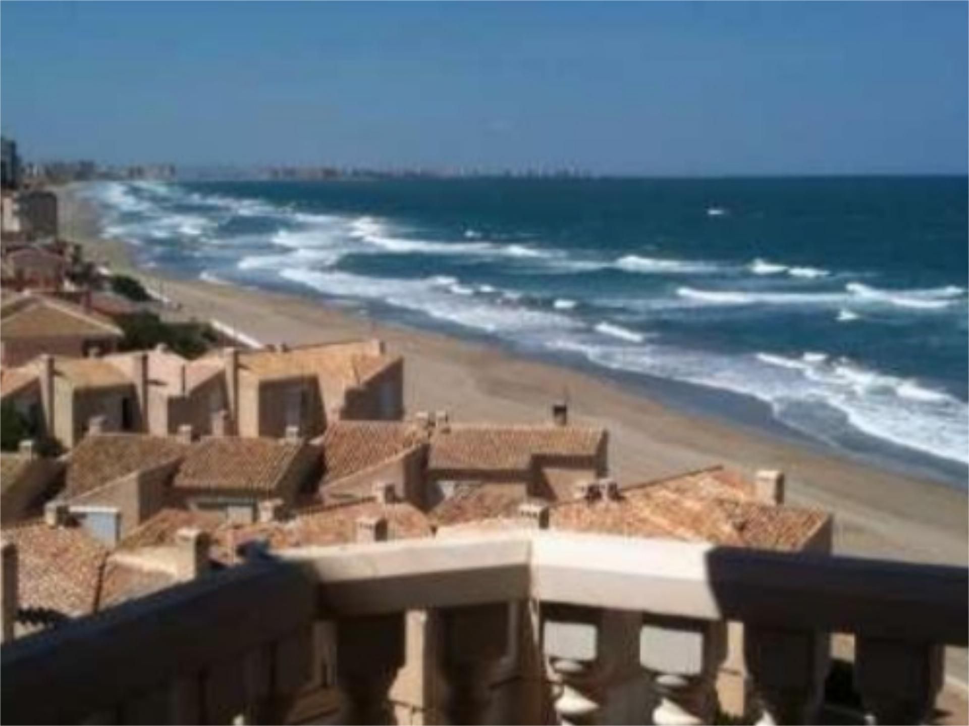 Vista exterior de Estudi de lloguer en La Manga del Mar Menor amb Jardí privat, Terrassa i Piscina