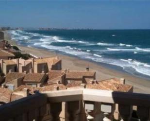 Vista exterior de Estudi de lloguer en La Manga del Mar Menor amb Jardí privat, Terrassa i Piscina