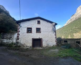 Vista exterior de Casa adosada en venda en Ramales de la Victoria amb Calefacció, Jardí privat i Traster