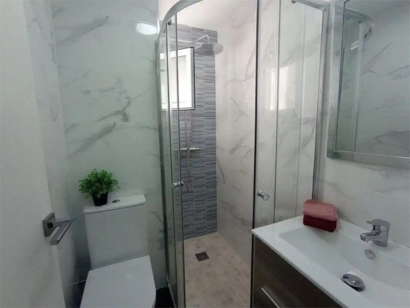 Habitación en Avinguda de la Mare de Déu de Montserrat, 241, El Guinardó Baño de Piso para compartir en Barcelona con Aire acondicionado, Calefacción y Parquet