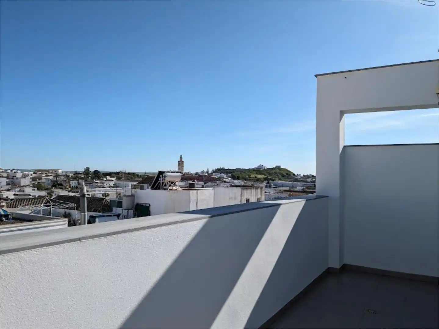 Einfamilien-Reihenhaus zum Verkauf in Calle Madroño, 26, Lebrija Terrasse von Einfamilien-Reihenhaus zum Verkauf in Lebrija mit Klimaanlage, Heizung und Privatgarten