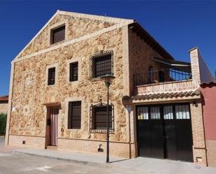 Vista exterior de Casa o xalet en venda en Alcázar de San Juan amb Aire condicionat, Terrassa i Balcó