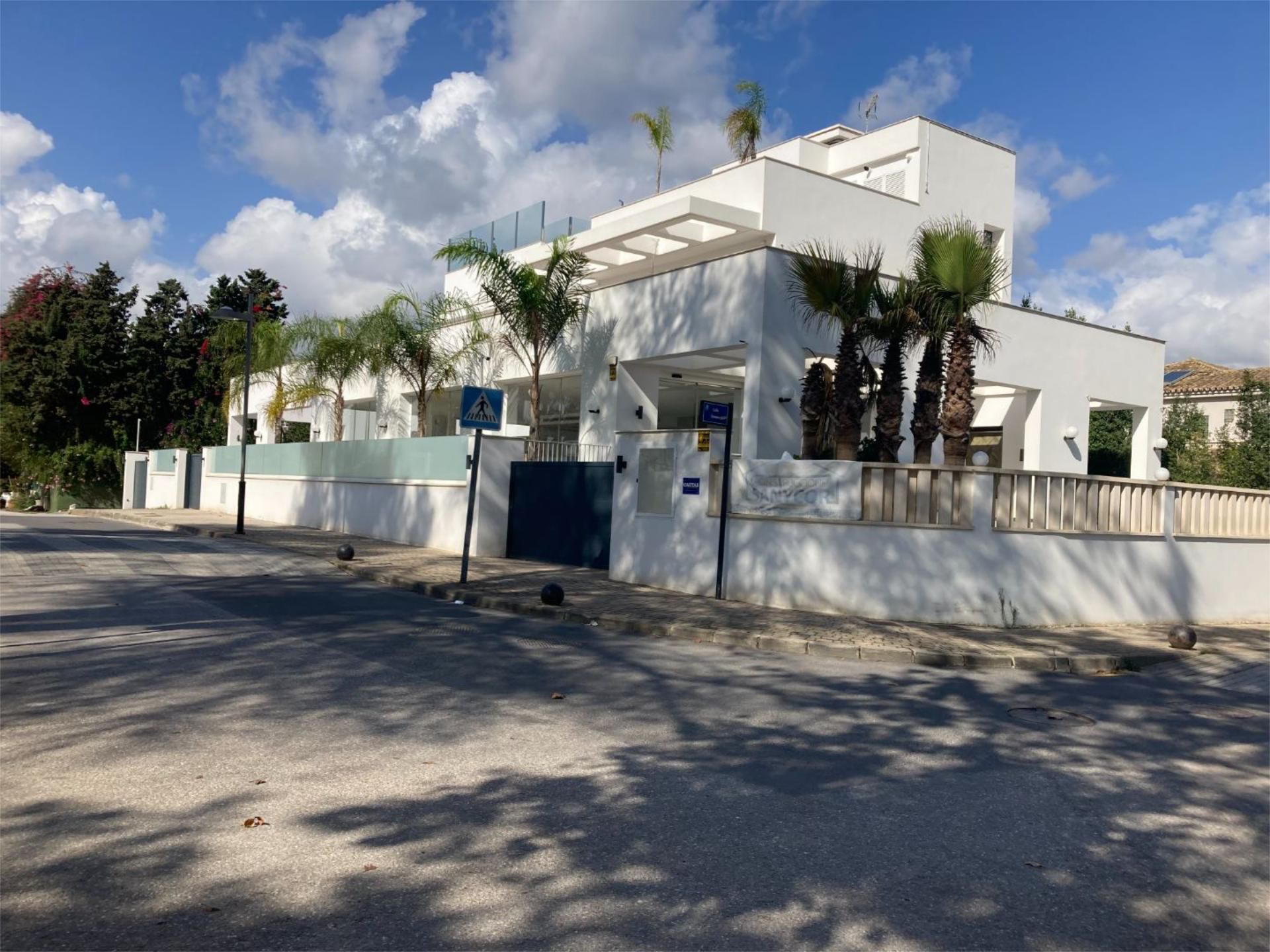 Vista exterior de Casa o xalet en venda en Marbella amb Aire condicionat, Calefacció i Jardí privat