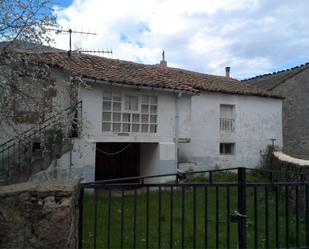 Vista exterior de Casa o xalet en venda en Sena de Luna amb Jardí privat i Moblat