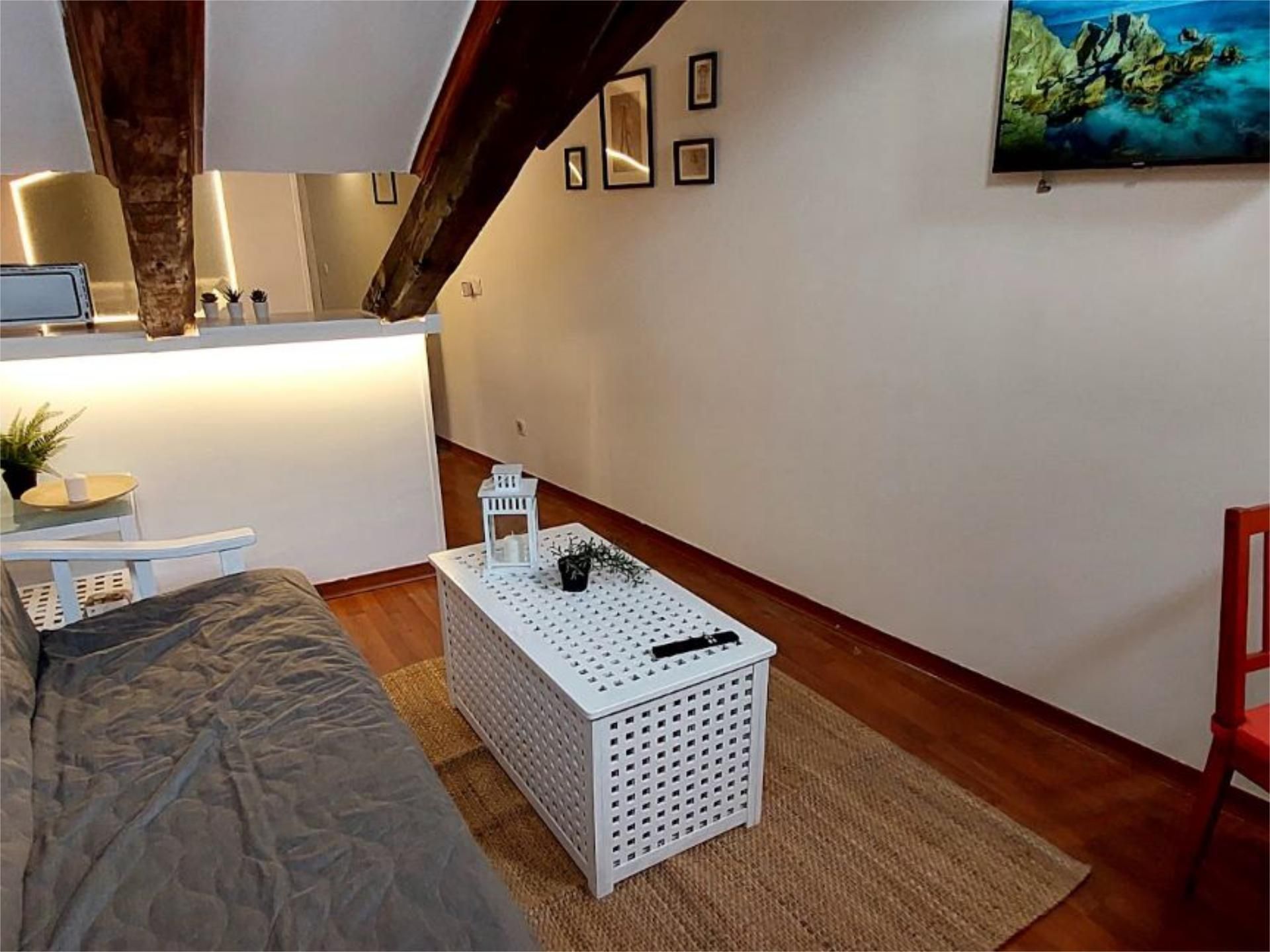 Sala d'estar de Àtic de lloguer en  Madrid Capital amb Aire condicionat, Parquet i Moblat