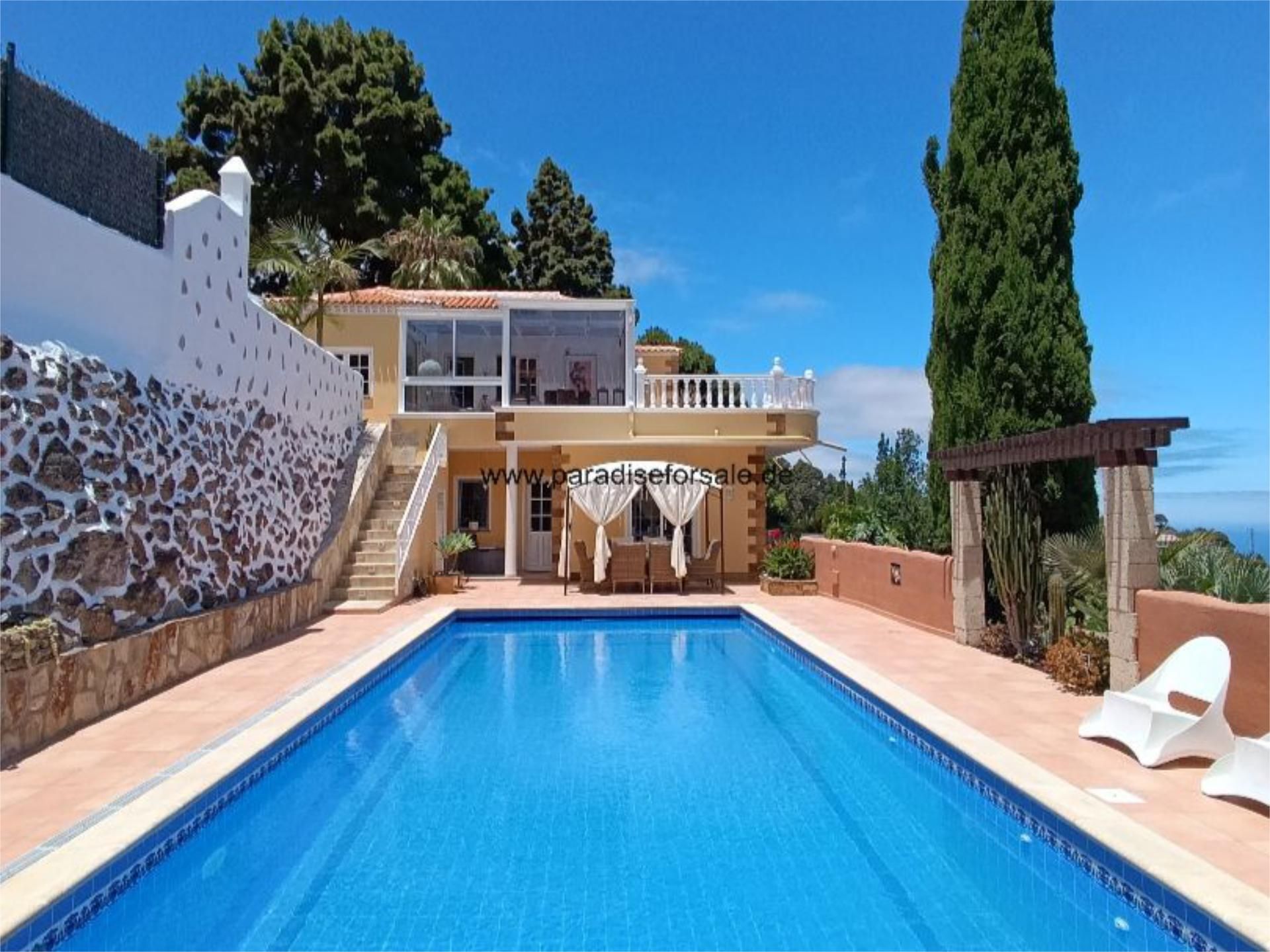 Vista exterior de Casa o xalet en venda en La Guancha amb Terrassa, Piscina i Balcó