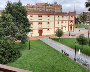 Vista exterior de Pis de lloguer en Gijón  amb Calefacció, Parquet i Moblat