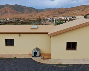 Vista exterior de Casa o xalet de lloguer en Pájara amb Aire condicionat, Calefacció i Jardí privat