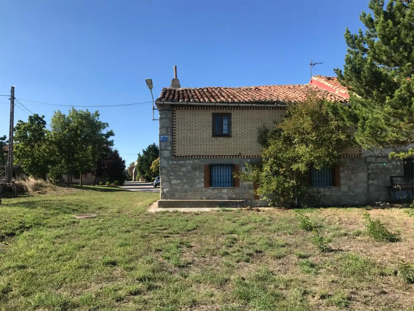 Vista exterior de Casa adosada en venta en Fresno de Rodilla con Jardín privado