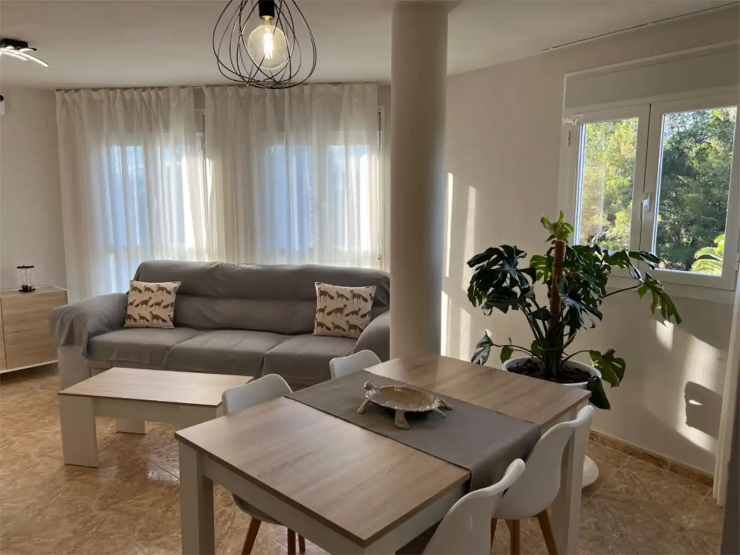 Einfamilien-Reihenhaus zum Verkauf in Carrer Pau Casals, 28, L'Ampolla Wohnzimmer von Einfamilien-Reihenhaus zum Verkauf in L'Ampolla mit Klimaanlage, Heizung und Terrasse