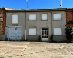 Vista exterior de Casa o xalet en venda en Santa Marina del Rey amb Terrassa