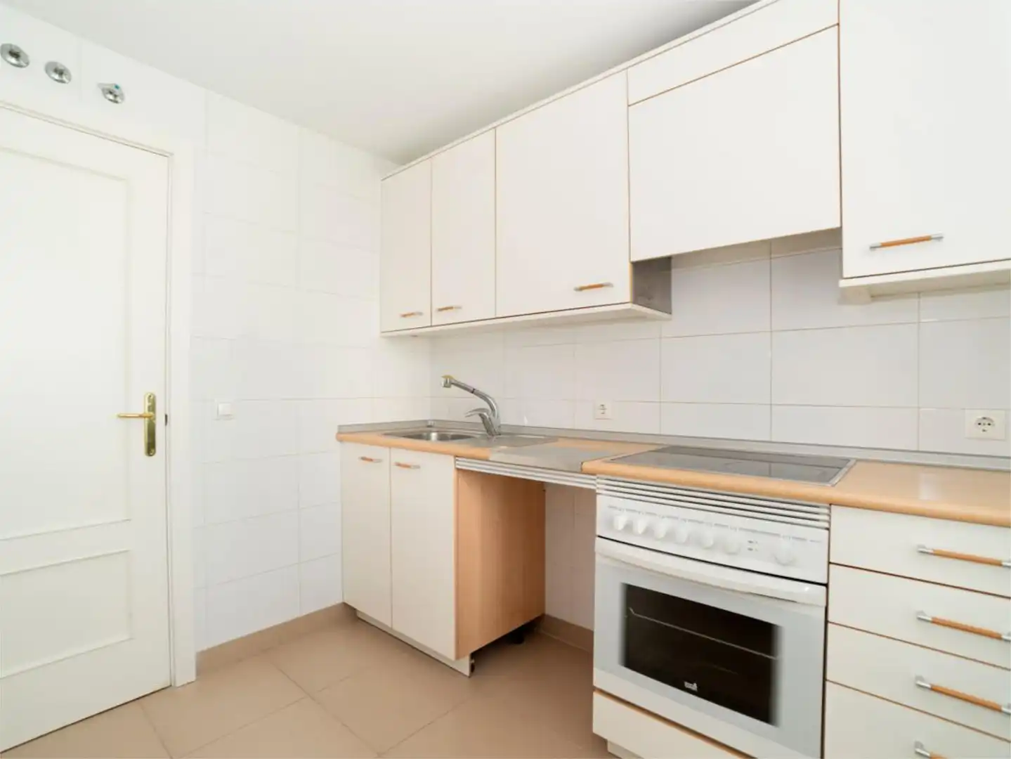 Ático en venta en Paseo de los Parques, 30, Encinar de los Reyes Cocina de Ático en venta en La Moraleja con Aire acondicionado, Calefacción y Jardín privado