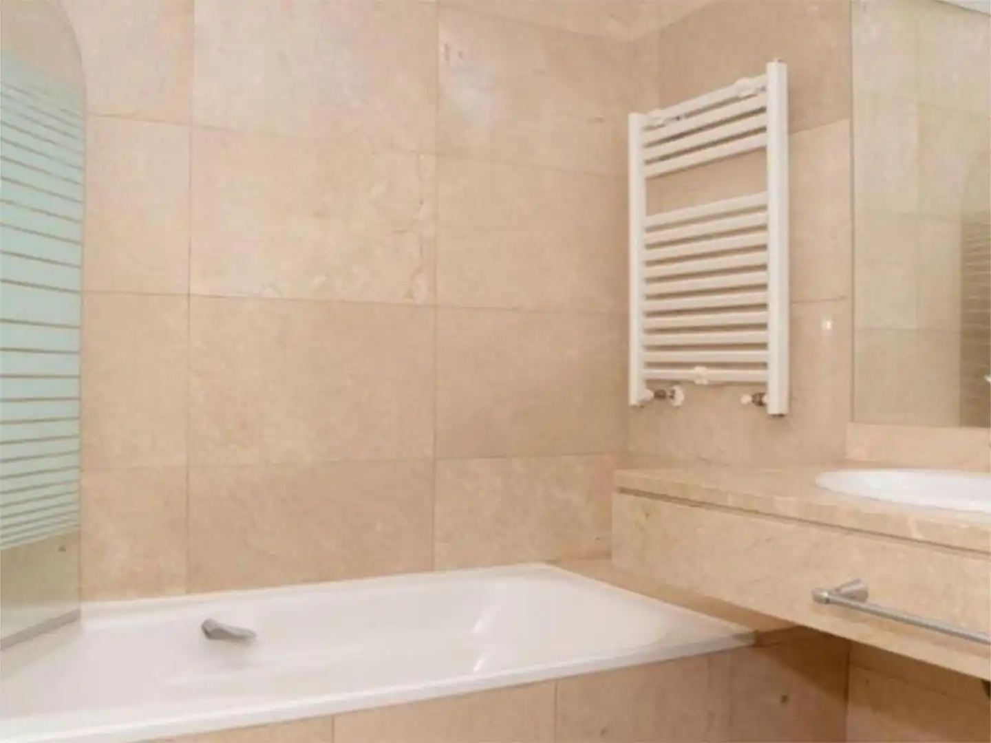Ático en venta en Paseo de los Parques, 30, Encinar de los Reyes Baño de Ático en venta en La Moraleja con Aire acondicionado, Calefacción y Jardín privado