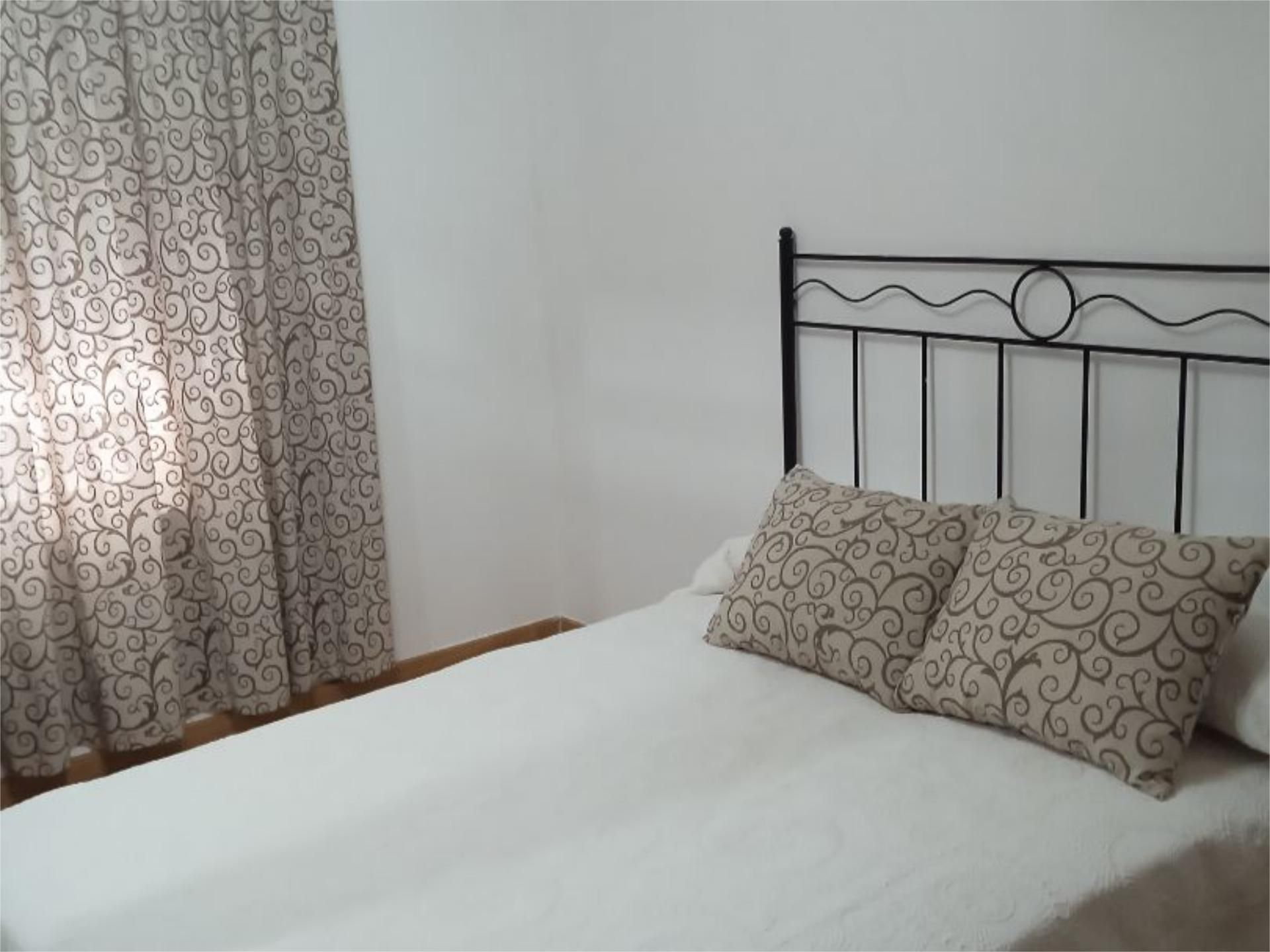 Bedroom of Flat to share in León Capital   with Heating, Parquet flooring and Storage room