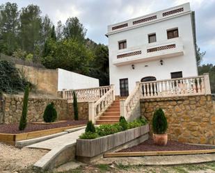 Vista exterior de Casa o xalet per a compartir en Buñol amb Aire condicionat, Calefacció i Jardí privat