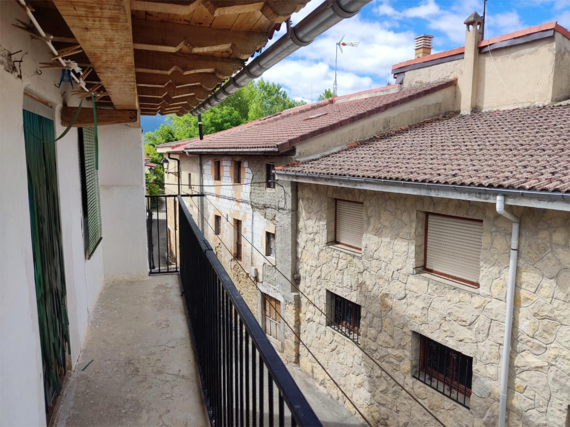 Vista exterior de Casa adosada en venda en Valle de Tobalina amb Balcó