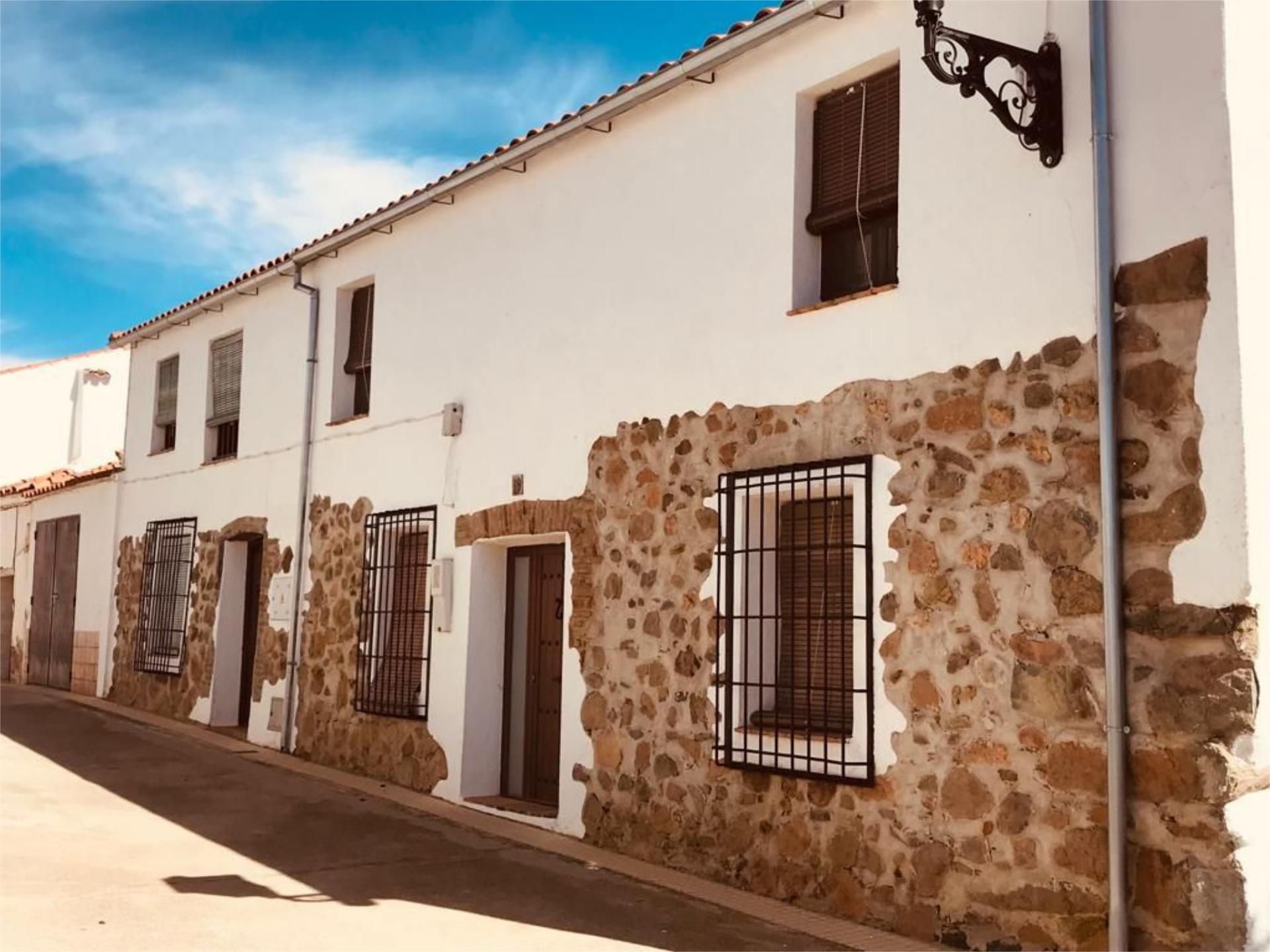 Vista exterior de Casa adosada en venda en Fuente Obejuna amb Aire condicionat