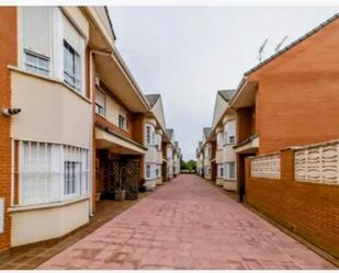 Exterior view of Single-family semi-detached for sale in Alcalá de Henares  with Air Conditioner, Terrace and Swimming Pool