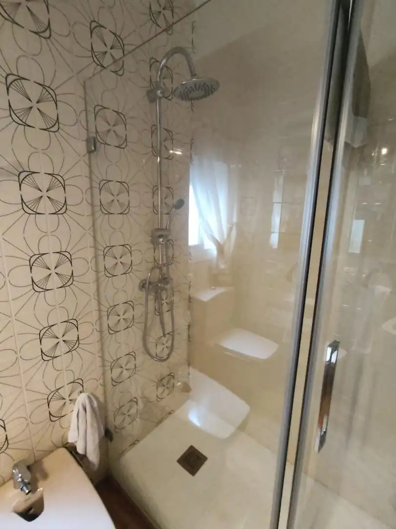 Bathroom of Flat for sale in Sevilla  with Air Conditioner, Heating and Parquet flooring