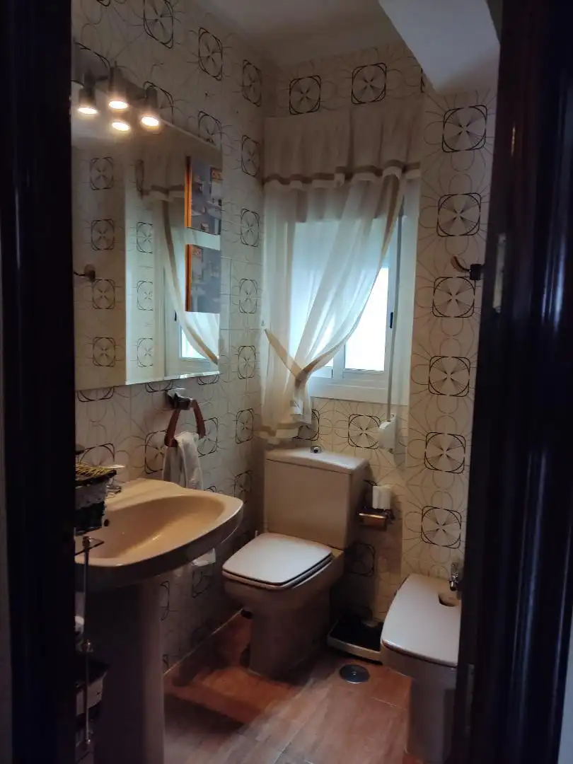 Bathroom of Flat for sale in Sevilla  with Air Conditioner, Heating and Parquet flooring