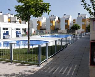 Piscina de Casa adosada de lloguer en El Carpio amb Aire condicionat, Calefacció i Jardí privat