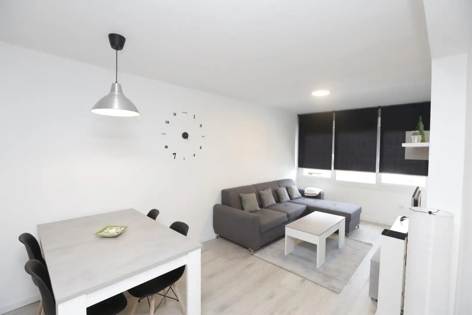 Piso en venta en Avenida de Castrelos, 190, As Travesas - Balaídos Sala de estar de Piso en venta en Vigo con Amueblado y Videoportero