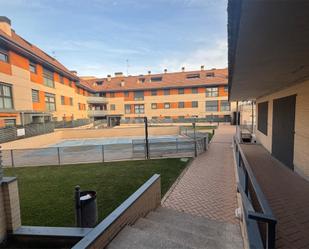 Vista exterior de Pis en venda en Yunquera de Henares amb Aire condicionat, Terrassa i Piscina