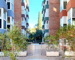 Exterior view of Flat for sale in  Barcelona Capital  with Swimming Pool, Community parking and Balcony