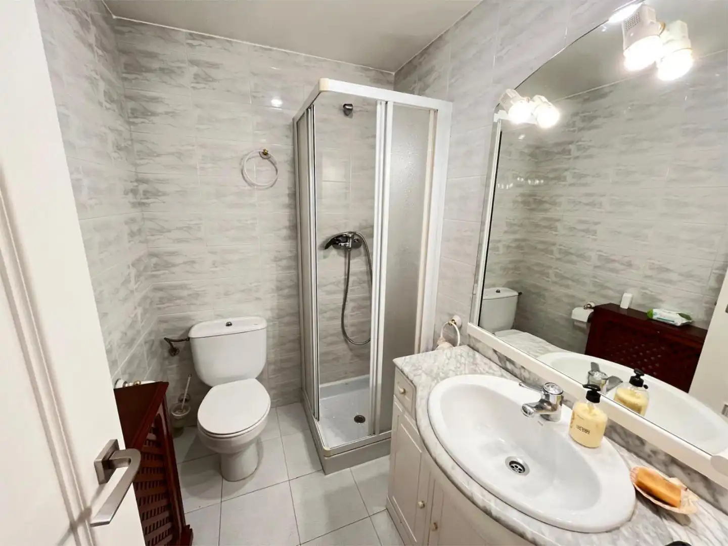 Casa adosada en venta en Calle Aranegi, 96, Zizur Mayor / Zizur Nagusia Baño de Casa adosada en venta en Zizur Mayor / Zizur Nagusia con Aire acondicionado, Terraza y Piscina