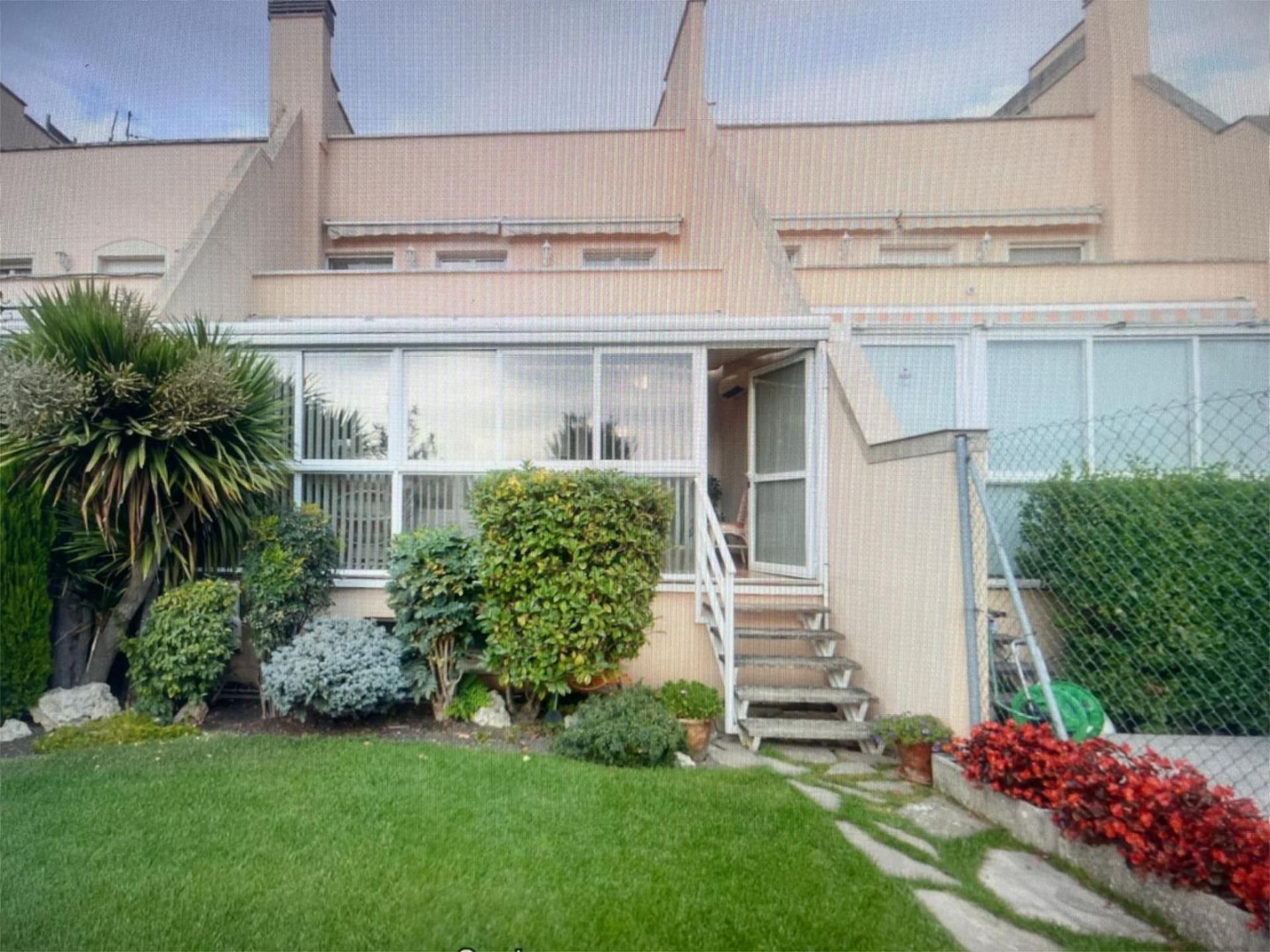 Exterior view of Single-family semi-detached for sale in Zizur Mayor / Zizur Nagusia  with Air Conditioner, Terrace and Swimming Pool