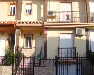 Vista exterior de Casa adosada en venda en Cúllar Vega amb Aire condicionat, Terrassa i Piscina