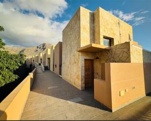 Vista exterior de Casa o xalet en venda en Adeje amb Aire condicionat, Piscina i Balcó