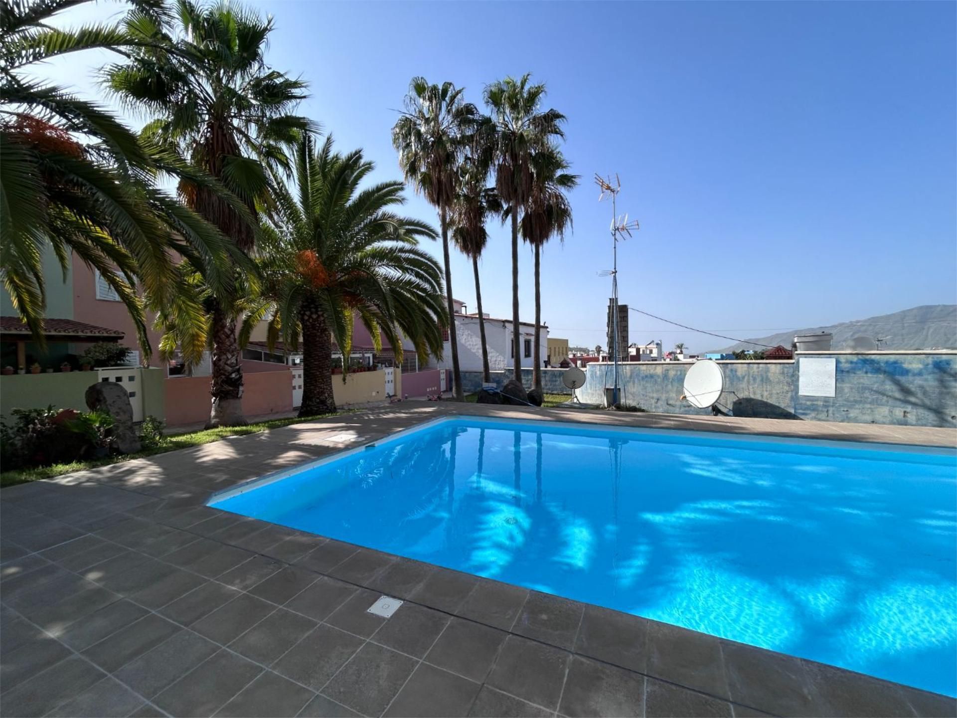 Swimming pool of Single-family semi-detached for sale in Los Llanos de Aridane  with Air Conditioner, Private garden and Terrace