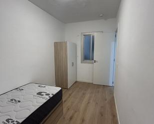 Bedroom of Flat to share in  Barcelona Capital  with Air Conditioner, Heating and Parquet flooring