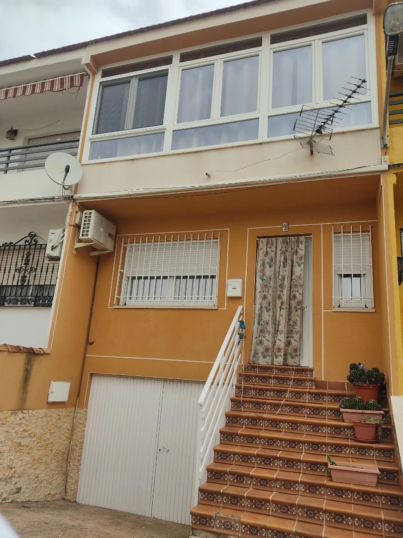 Exterior view of Single-family semi-detached for sale in Villafranca de los Caballeros  with Air Conditioner, Terrace and Balcony