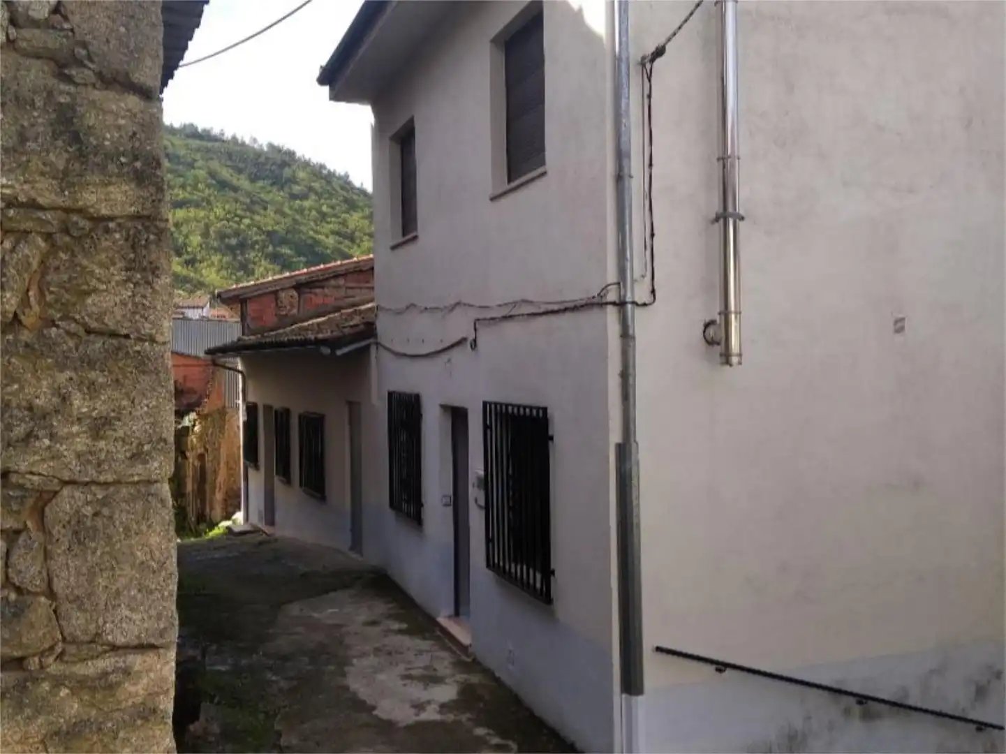 Vista exterior de Casa o xalet en venda en San Esteban de la Sierra amb Calefacció, Moblat i Balcó