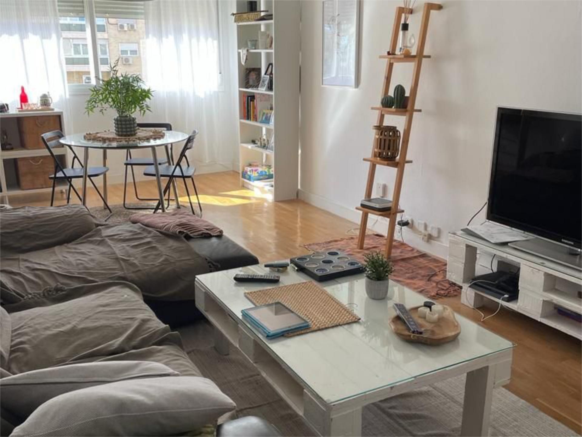 Living room of Flat to rent in  Madrid Capital  with Air Conditioner, Heating and Parquet flooring