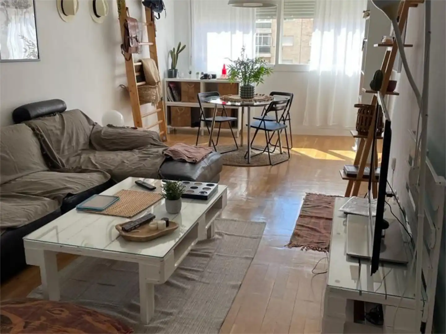 Flat for rent in Plaza Ciudad de Viena, 6, Ciudad Universitaria Living room of Flat for rent in Madrid with Air Conditioner, Heating and Parquet flooring